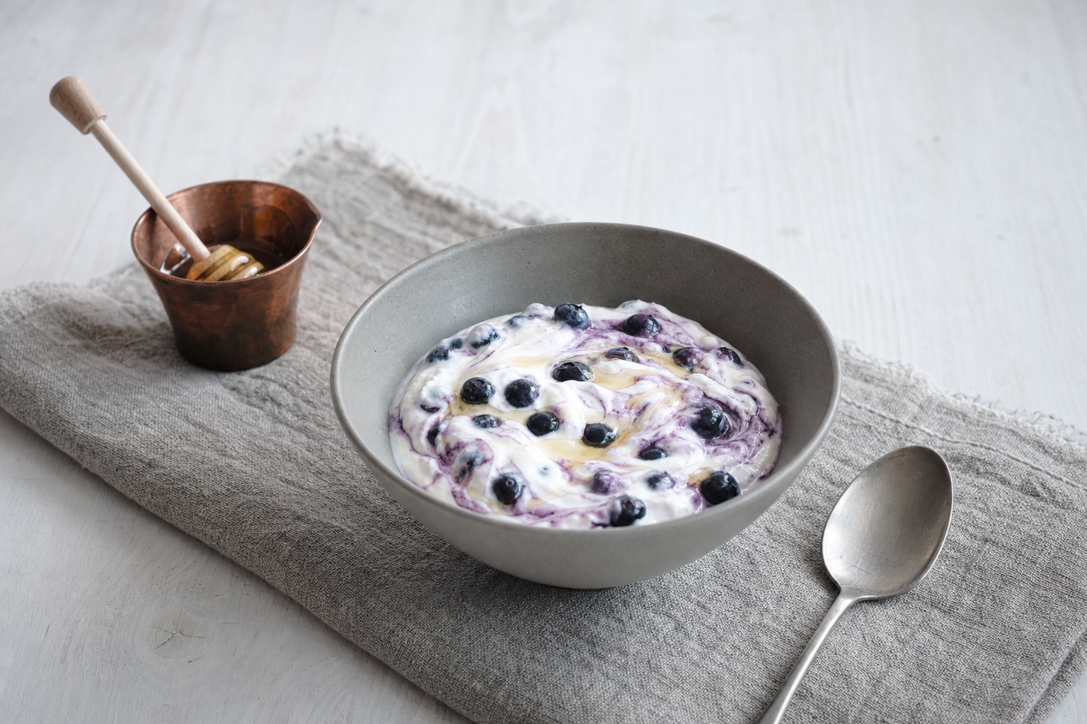 Skyr með bláberjum — Cremiger Skyr mit Blaubeeren, Honig und einem Spritzer Zitrone